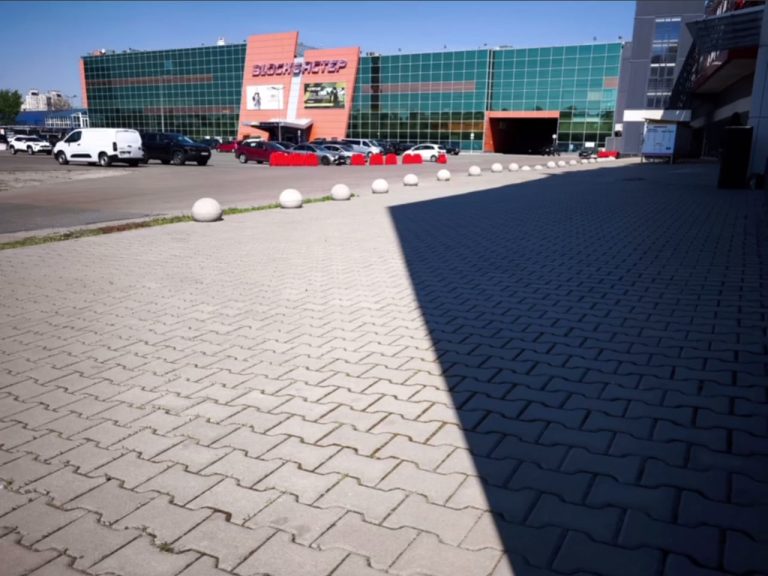 Фото після: паркінг Blockbuster Mall